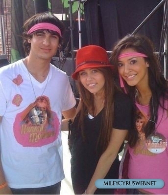 985_74 - 0-0 MILEY WITH FAN