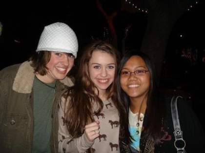 1023_3383107902_e1ef28cb1d - 0-0 MILEY WITH FAN