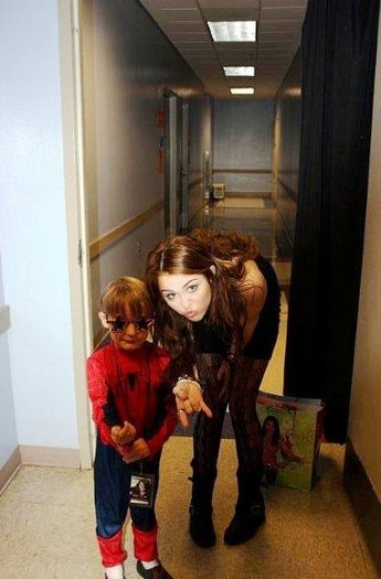 1025_56273842842 - 0-0 MILEY WITH FAN