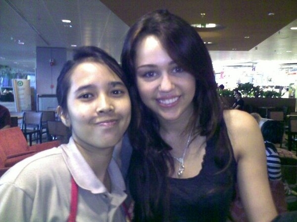 1231 - 0-0 MILEY WITH FAN