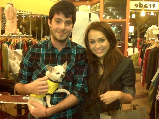 2009-11-23b - 0-0 MILEY WITH FAN