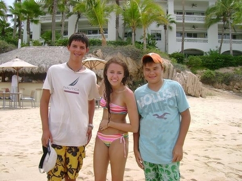5467erytwe75346 - 0-0 MILEY WITH FAN