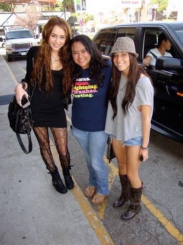 43875rehj4375432 - 0-0 MILEY WITH FAN