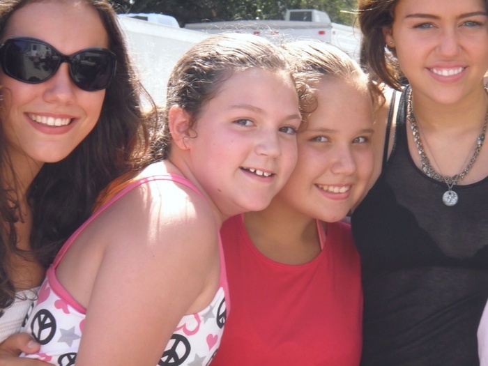 4777193 - 0-0 MILEY WITH FAN