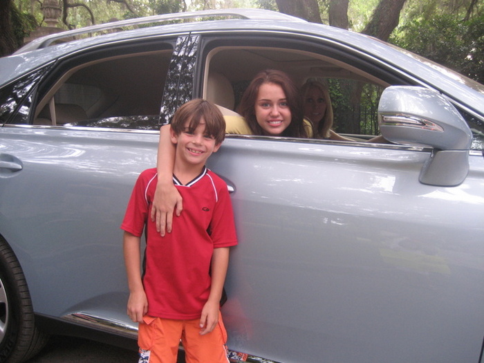 4802723 - 0-0 MILEY WITH FAN