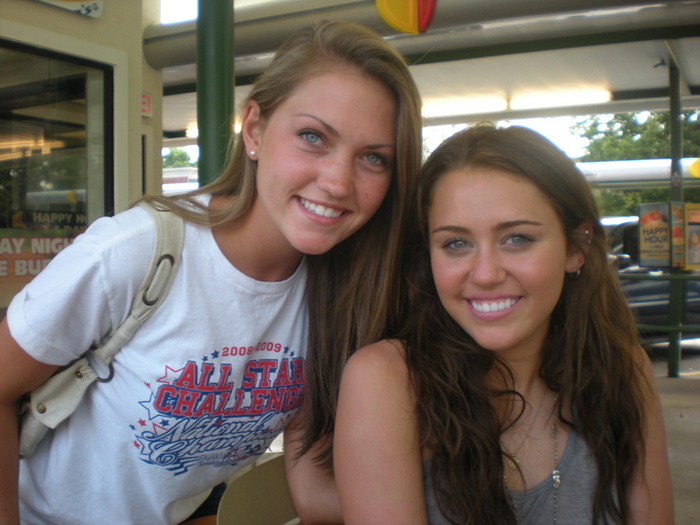 4805303 - 0-0 MILEY WITH FAN