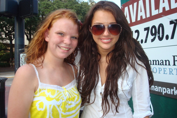 4805843 - 0-0 MILEY WITH FAN