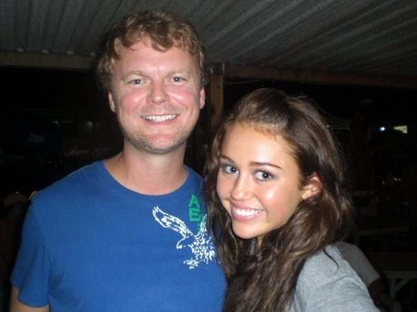 4818673 - 0-0 MILEY WITH FAN
