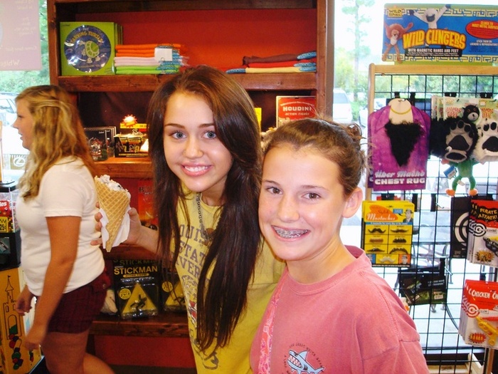 4818683 - 0-0 MILEY WITH FAN
