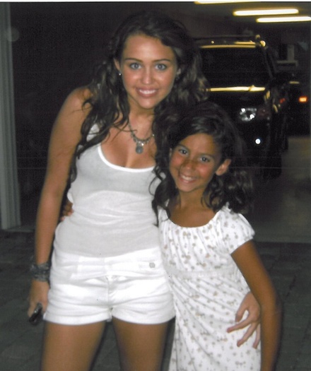 4820668 - 0-0 MILEY WITH FAN