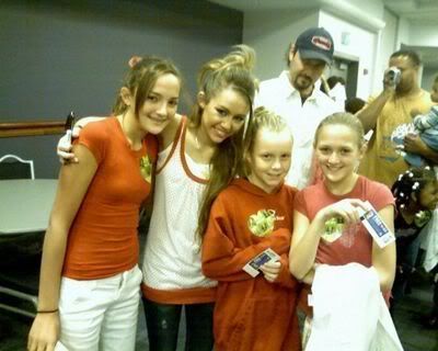 023810180 - 0-0 MILEY WITH FAN