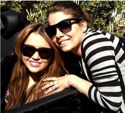 88472542 - 0-0 MILEY WITH FAN
