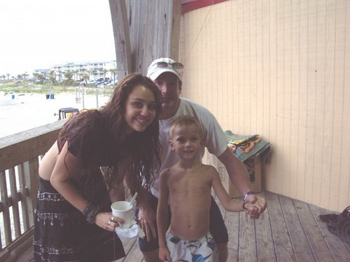 124554278 - 0-0 MILEY WITH FAN