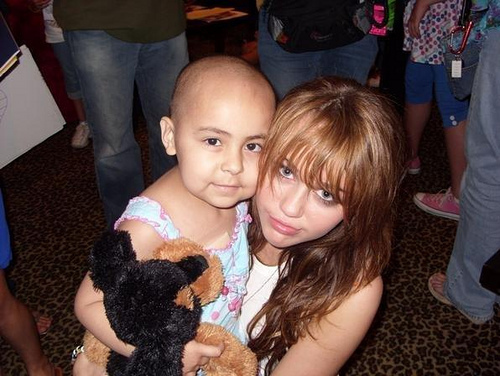 124554488 - 0-0 MILEY WITH FAN