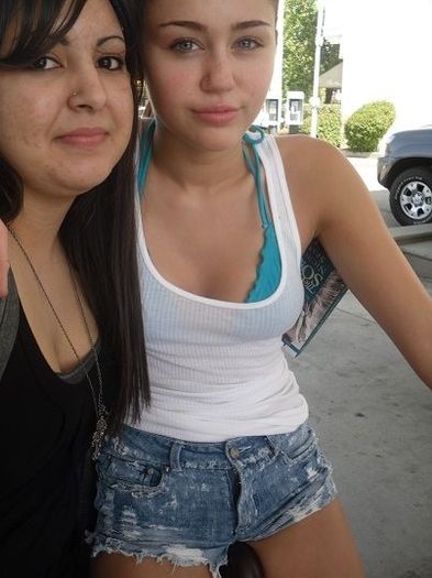 168599873 - 0-0 MILEY WITH FAN