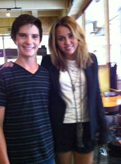 169572871 - 0-0 MILEY WITH FAN