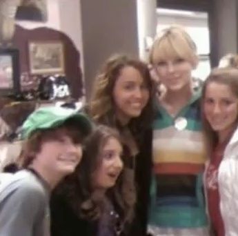 195854390 - 0-0 MILEY WITH FAN