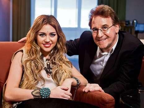 198518299 - 0-0 MILEY WITH FAN