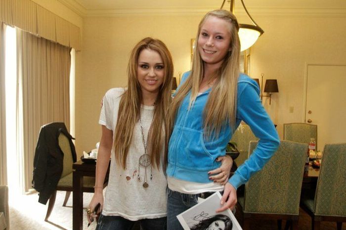 198518789 - 0-0 MILEY WITH FAN
