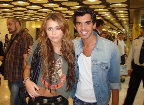 203072288 - 0-0 MILEY WITH FAN