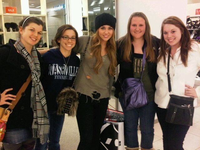 210403452 - 0-0 MILEY WITH FAN