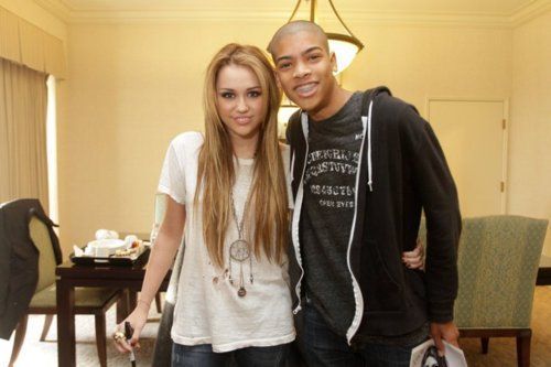 214587372 - 0-0 MILEY WITH FAN