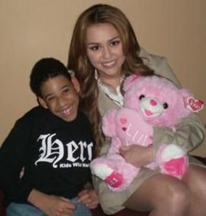 230804331 - 0-0 MILEY WITH FAN