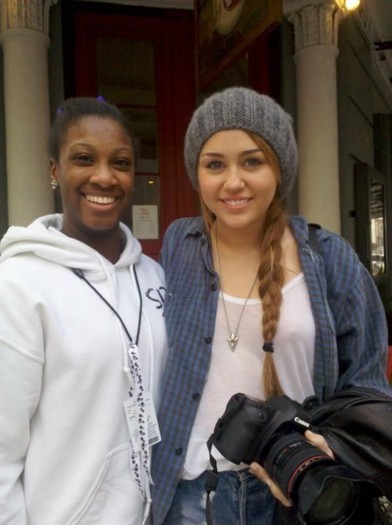 231862547 - 0-0 MILEY WITH FAN