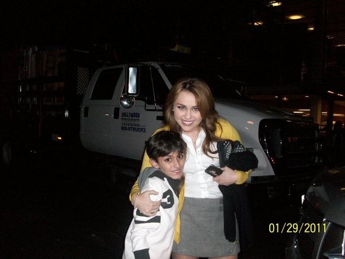 233462996 - 0-0 MILEY WITH FAN
