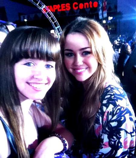 244503396 - 0-0 MILEY WITH FAN