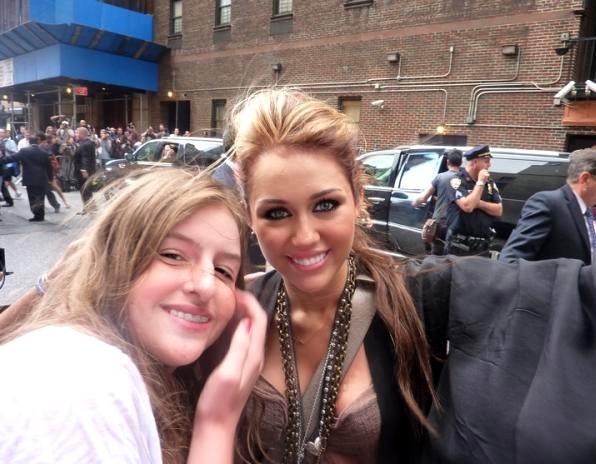 280569800 - 0-0 MILEY WITH FAN
