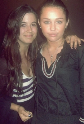 281669748 - 0-0 MILEY WITH FAN