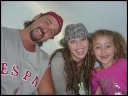 1296422070_72 - 0-0 MILEY WITH FAN