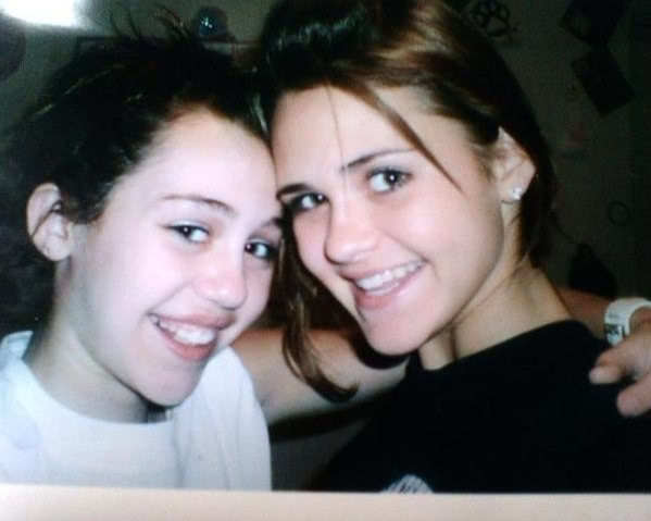1296422124_10 - 0-0 MILEY WITH FAN