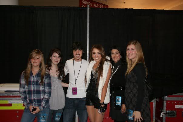 1296422835_30 - 0-0 MILEY WITH FAN