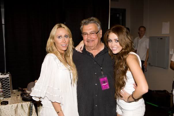 1296422950_63 - 0-0 MILEY WITH FAN