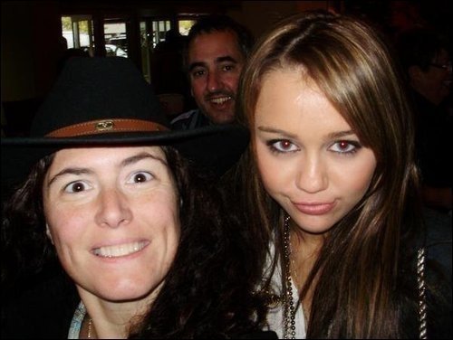1296423043_41 - 0-0 MILEY WITH FAN