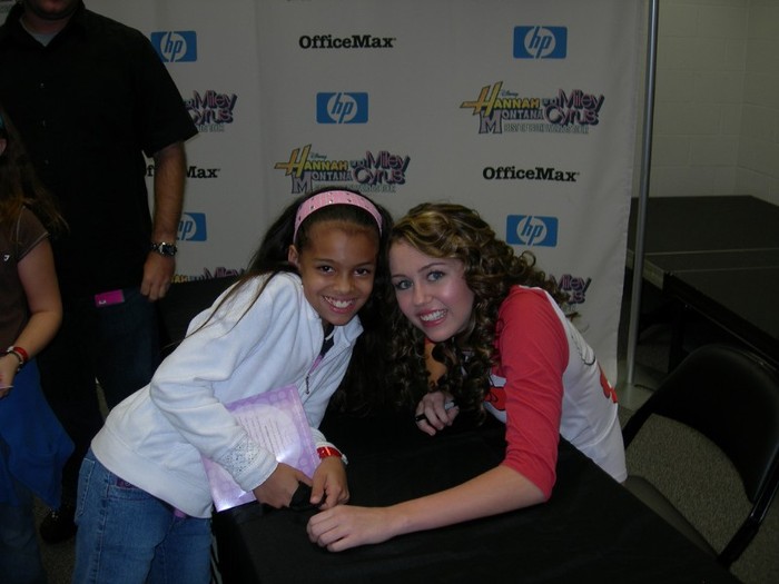 2022478956_23a665f369_b - 0-0 MILEY WITH FAN