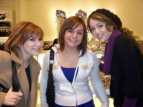 3382304055_b569c01d5d - 0-0 MILEY WITH FAN