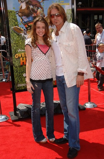 049~0 - 0-0 OVER THE HEDGE PREMIERE