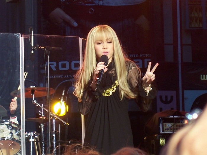 hq109 - 0-0 GOOD MORNING AMERICA - PERFORMANCE