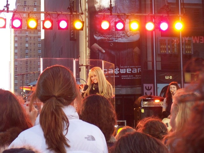 hq112 - 0-0 GOOD MORNING AMERICA - PERFORMANCE