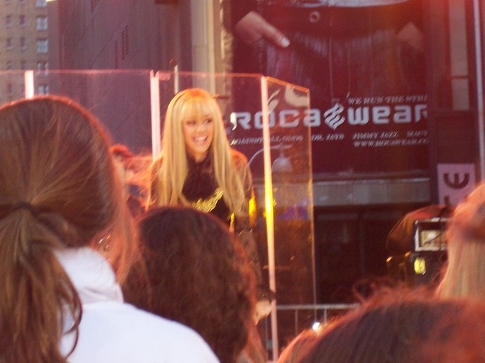 hq113 - 0-0 GOOD MORNING AMERICA - PERFORMANCE