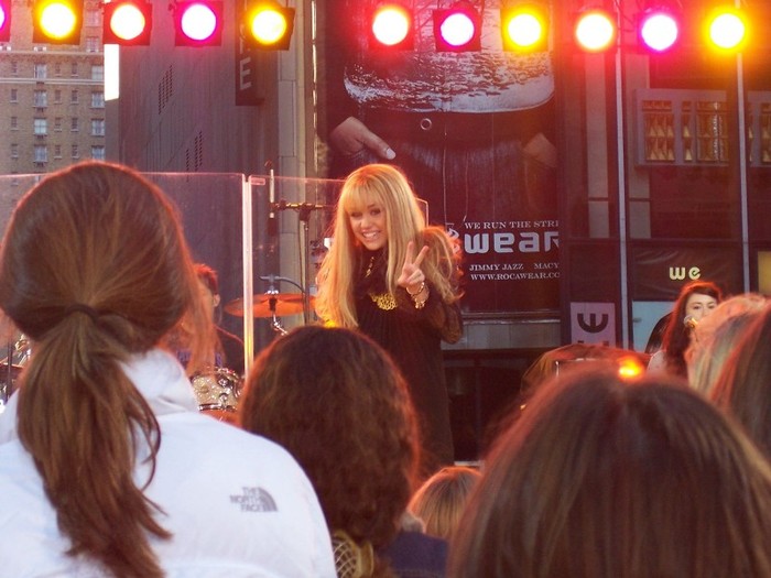 hq114 - 0-0 GOOD MORNING AMERICA - PERFORMANCE