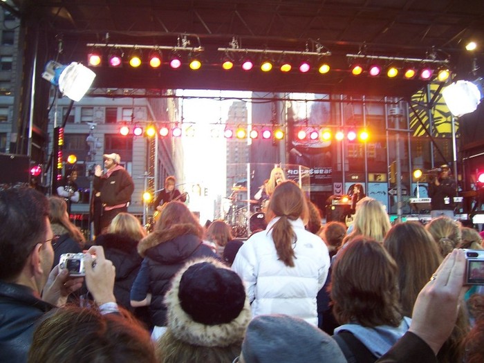 hq115 - 0-0 GOOD MORNING AMERICA - PERFORMANCE