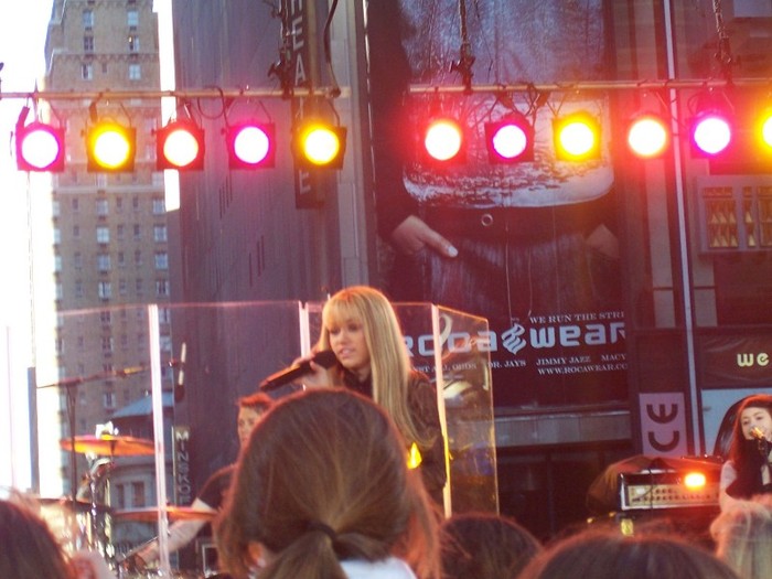hq116 - 0-0 GOOD MORNING AMERICA - PERFORMANCE