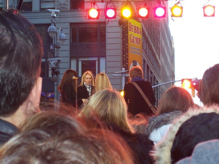 hq118 - 0-0 GOOD MORNING AMERICA - PERFORMANCE