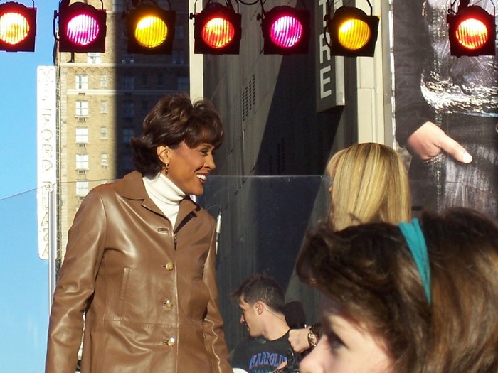 hq132 - 0-0 GOOD MORNING AMERICA - PERFORMANCE