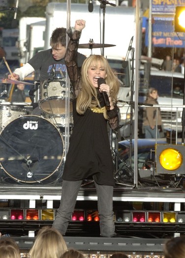 hq194 - 0-0 GOOD MORNING AMERICA - PERFORMANCE