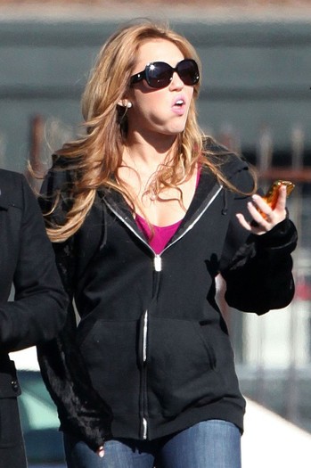 001~19 - 0-0 SO UNDERCOVER - ARRIVING ON THE SET